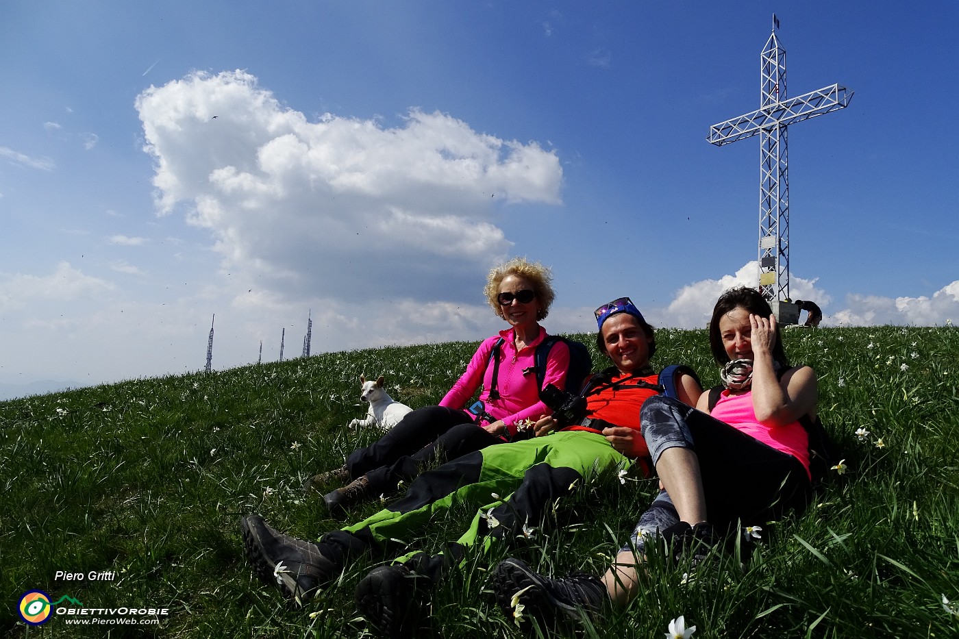 64 Relax alla croce del Linzone con narcisi.JPG
